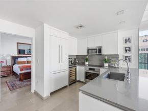 88 SW 7th St 2302, Miami FL 33130