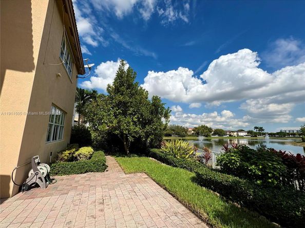 7943 NW 111th Ct, Doral FL 33178