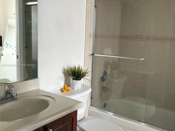 7943 NW 111th Ct, Doral FL 33178