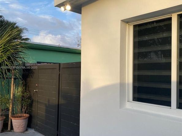 10529 NW 37th ave, Miami FL 33147