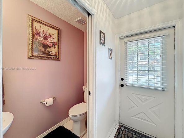 9521 NW 42nd St, Sunrise FL 33351