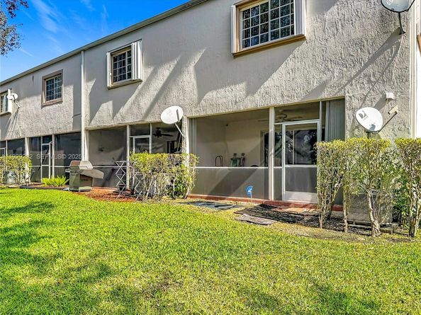 9521 NW 42nd St, Sunrise FL 33351