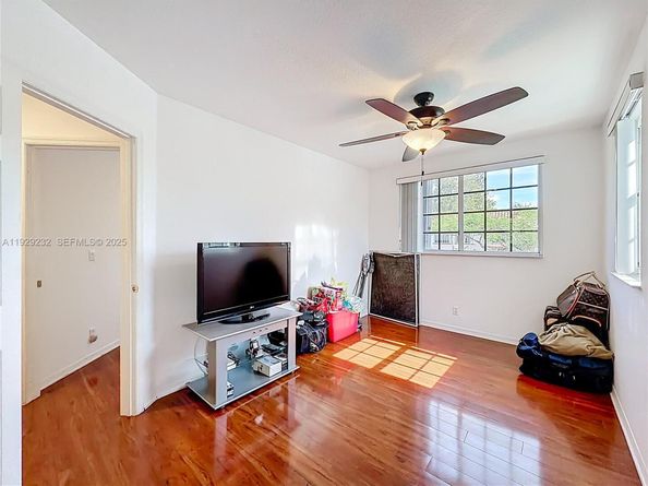 9521 NW 42nd St, Sunrise FL 33351