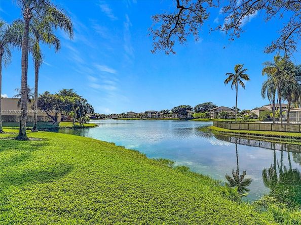 9521 NW 42nd St, Sunrise FL 33351