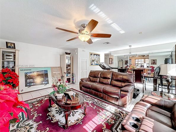 9521 NW 42nd St, Sunrise FL 33351