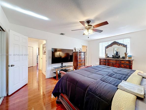 9521 NW 42nd St, Sunrise FL 33351