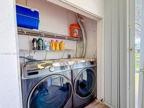 9521 NW 42nd St, Sunrise FL 33351