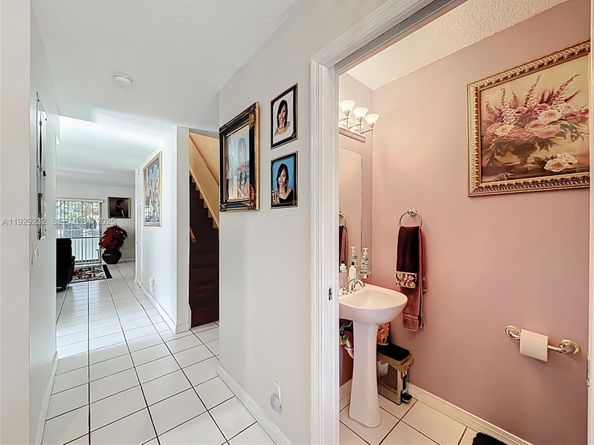 9521 NW 42nd St, Sunrise FL 33351