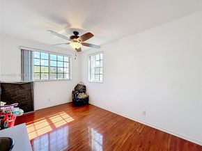 9521 NW 42nd St, Sunrise FL 33351