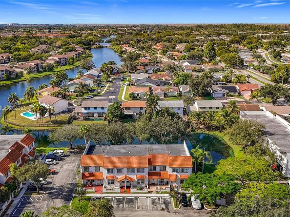 9521 NW 42nd St, Sunrise FL 33351