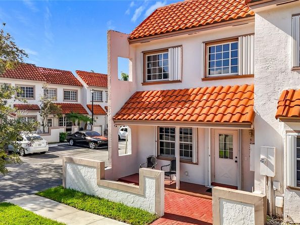 9521 NW 42nd St, Sunrise FL 33351