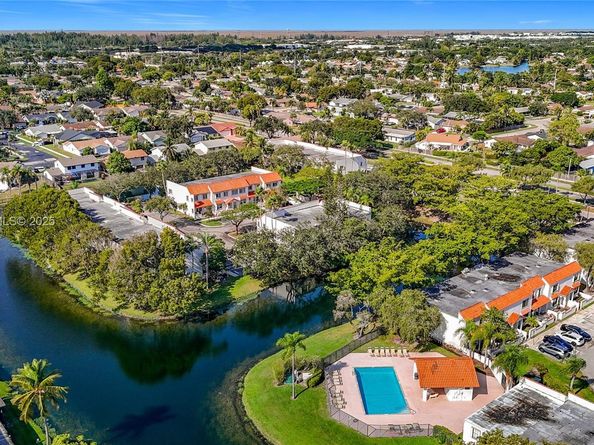 9521 NW 42nd St, Sunrise FL 33351