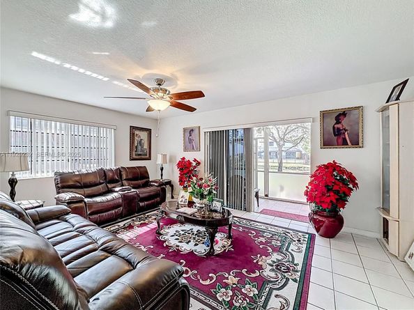 9521 NW 42nd St, Sunrise FL 33351