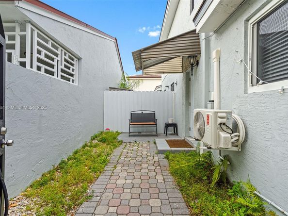 8705 NW 150th Ter, Miami Lakes FL 33018