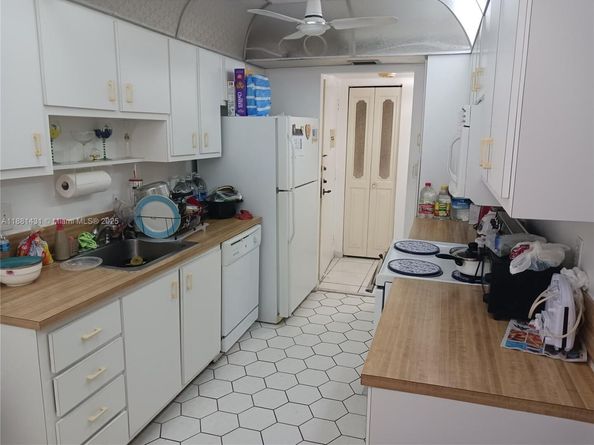 1300 St Charles Pl 311, Pembroke Pines FL 33026