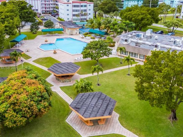 3990 NW 42nd Ave 403, Lauderdale Lakes FL 33319