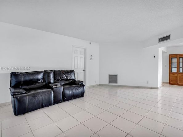 3990 NW 42nd Ave 403, Lauderdale Lakes FL 33319
