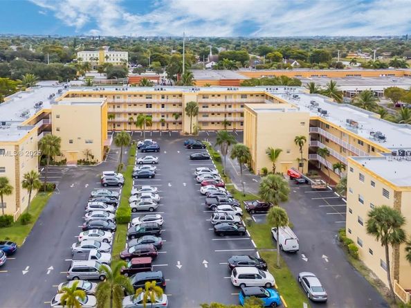 3990 NW 42nd Ave 403, Lauderdale Lakes FL 33319