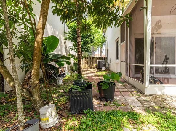 1958 NW 100th Ave, Pembroke Pines FL 33024