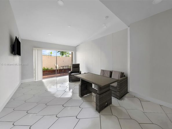 6637 NW 181st Ln, Hialeah FL 33015