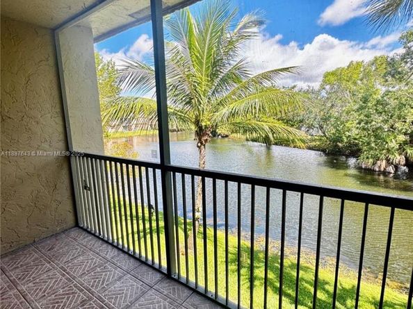 302 Lakeview Dr 203, Weston FL 33326