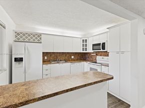 302 Lakeview Dr 203, Weston FL 33326