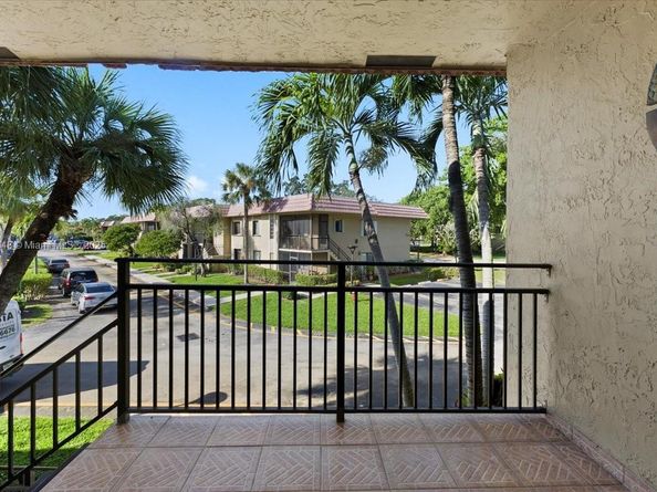 302 Lakeview Dr 203, Weston FL 33326