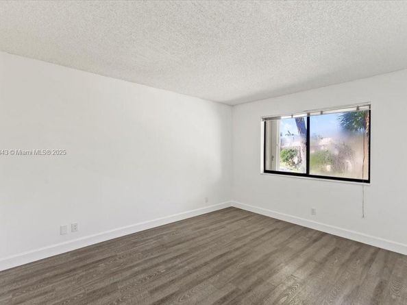 302 Lakeview Dr 203, Weston FL 33326