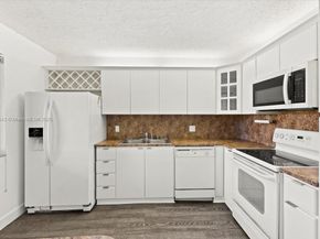 302 Lakeview Dr 203, Weston FL 33326