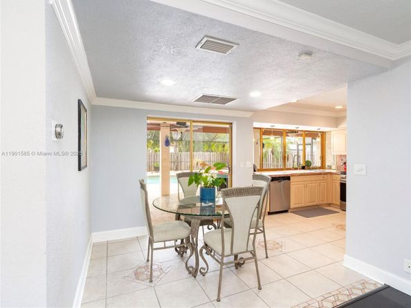 5124 Mckinley St, Hollywood FL 33021