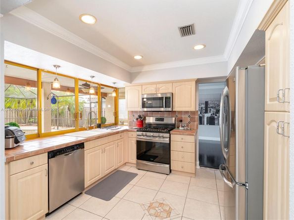 5124 Mckinley St, Hollywood FL 33021