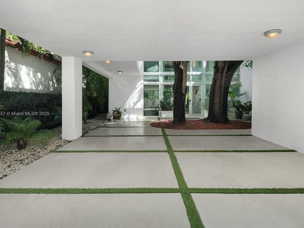3861 Kumquat Ave, Miami FL 33133