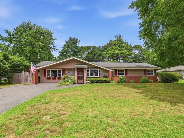 8 Sloane Dr, Framingham MA 01701