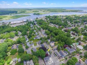 54 Ashland St, Newburyport MA 01950