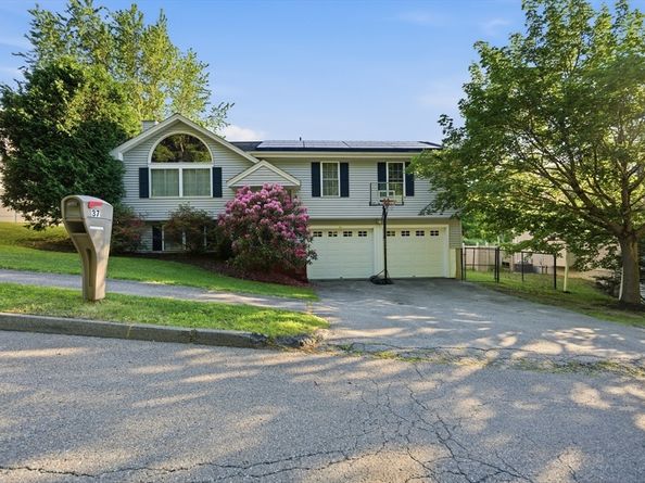 37 Moreland Green Dr, Worcester MA 01609