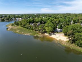 33 Kingwood St, Wareham MA 02571