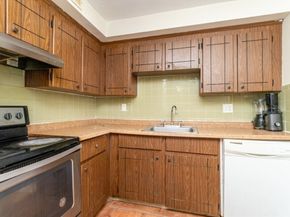 100 Oak Ln 12, Brockton MA 02301