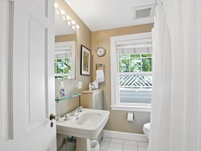 80 Hollingsworth Ave, Braintree MA 02184