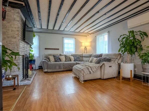 584 Dennison Dr, Southbridge MA 01550
