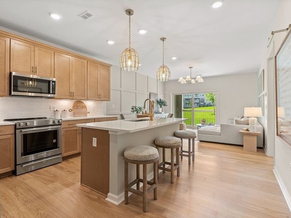 320 Martins Landing Way 210, North Reading MA 01864