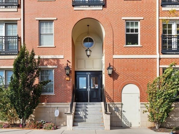 606 E 4th St 301, Boston MA 02127
