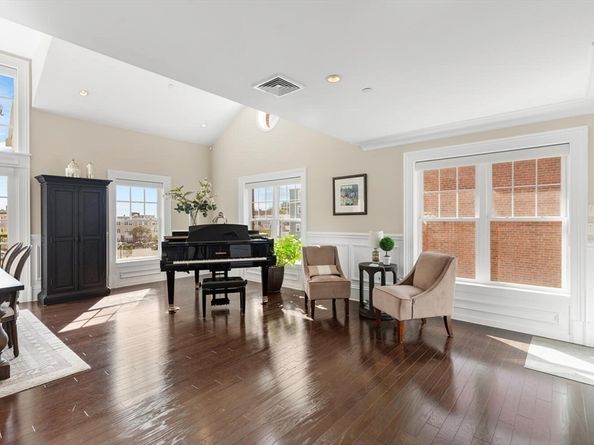 606 E 4th St 301, Boston MA 02127