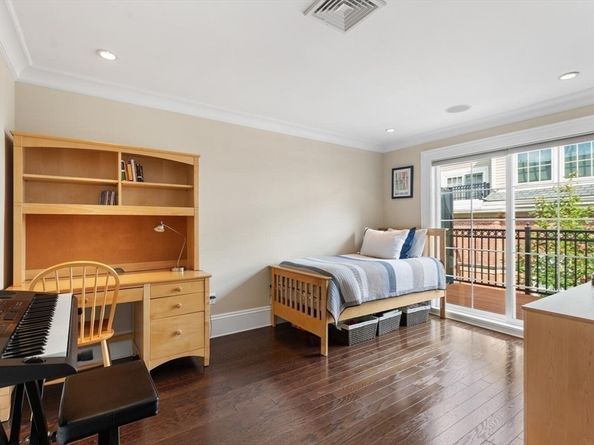 606 E 4th St 301, Boston MA 02127