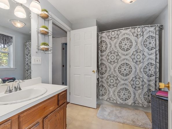 53 Bridlecross Rd, Leominster MA 01453
