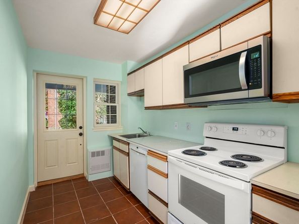 33 Hammond Pond Pkwy 2, Newton MA 02467