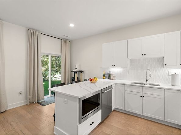 300 Albion Road 306, Bedford MA 01730