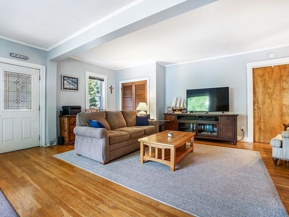 38 Van Vechten Street, Waltham MA 02452