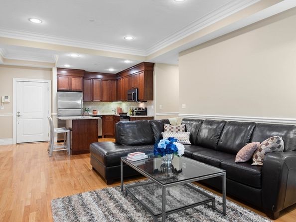12 Russell Rd 405, Wellesley MA 02482