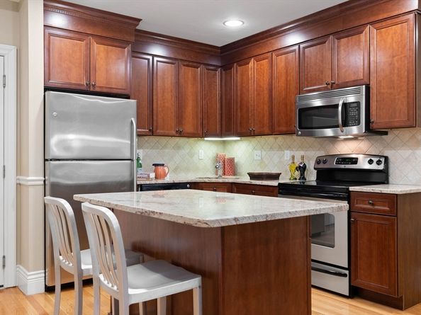 12 Russell Rd 405, Wellesley MA 02482