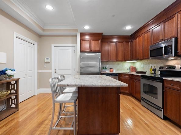 12 Russell Rd 405, Wellesley MA 02482